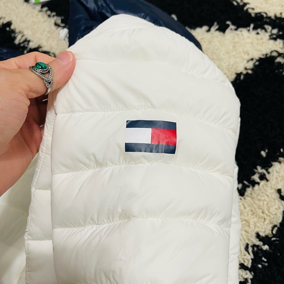 Like New Women Size Small Tommy Hilfiger Packable Hooded Puffer Jacket In white - Picture 12 of 16